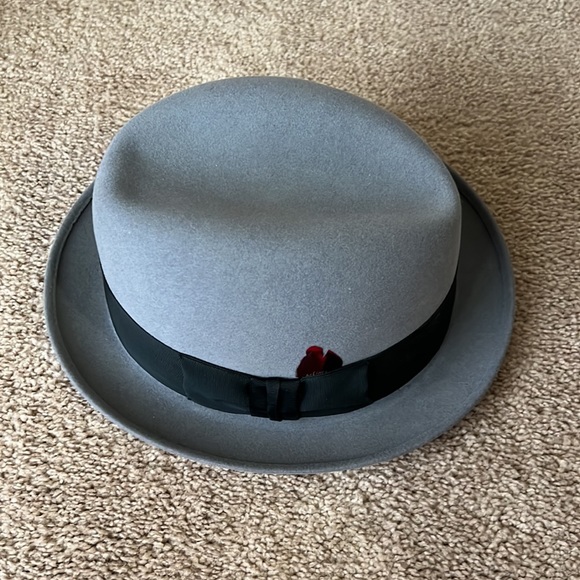 Stetson Royal Grey Fedora Black Ribbon w/ Red Feather - Picture 3 of 10